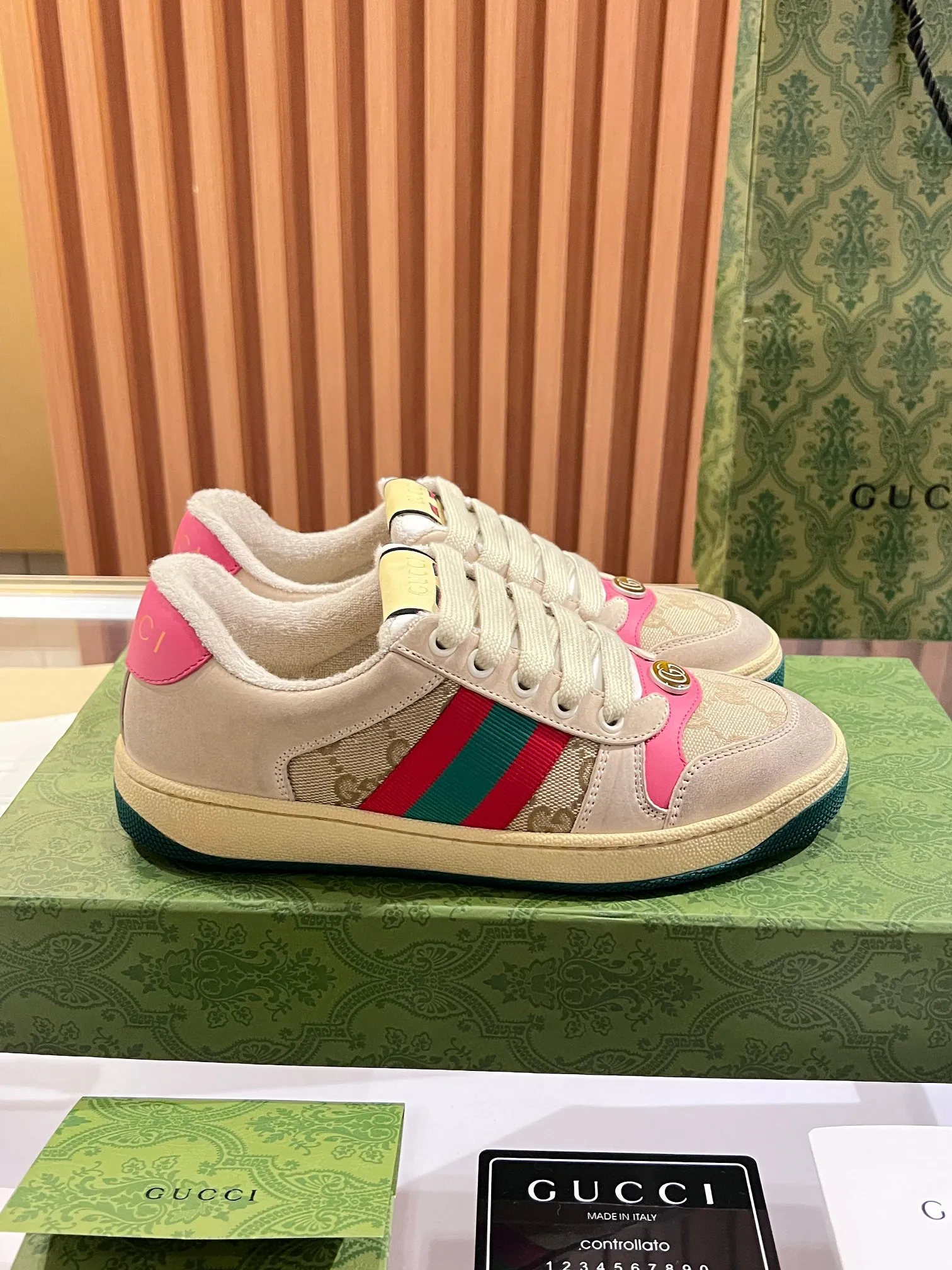 👟👟Ex-factory price 540👟👟 ⚡️Gucci Dirty Shoes Top factory quality, impeccable at the counter, the comfort is incredible. Retro distressed elements, washed retro logo on the tongue, metal double LOGO, 99% recognizable, full of Gucci elements; terry cloth lining, cowhide foot pads and 3mm latex are much more comfortable than real leather shoes. Environmentally friendly TPU wear-resistant outsole, soft and elastic. The inside of the tongue is made of imported elastic bands, which have great tension and won't strangle your feet. I don't develop the shoes without the original version. Only by getting the original version can the shoes be accurate and beat the market version instantly. Every stitch and every stitch is very tight and full. The debugging process is the most painstaking and requires no less than a hundred modifications before it is adjusted to the perfect state so that it can be worn comfortably by all foot types! Size 35-40 women’s model)